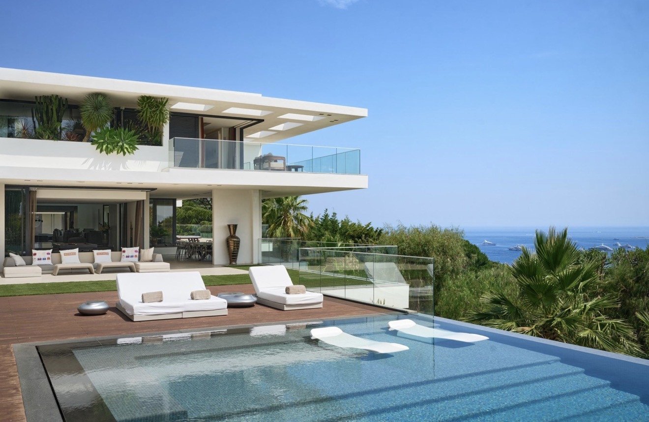 Contemporary luxury estate with panoramic sea views in Cannes Californie